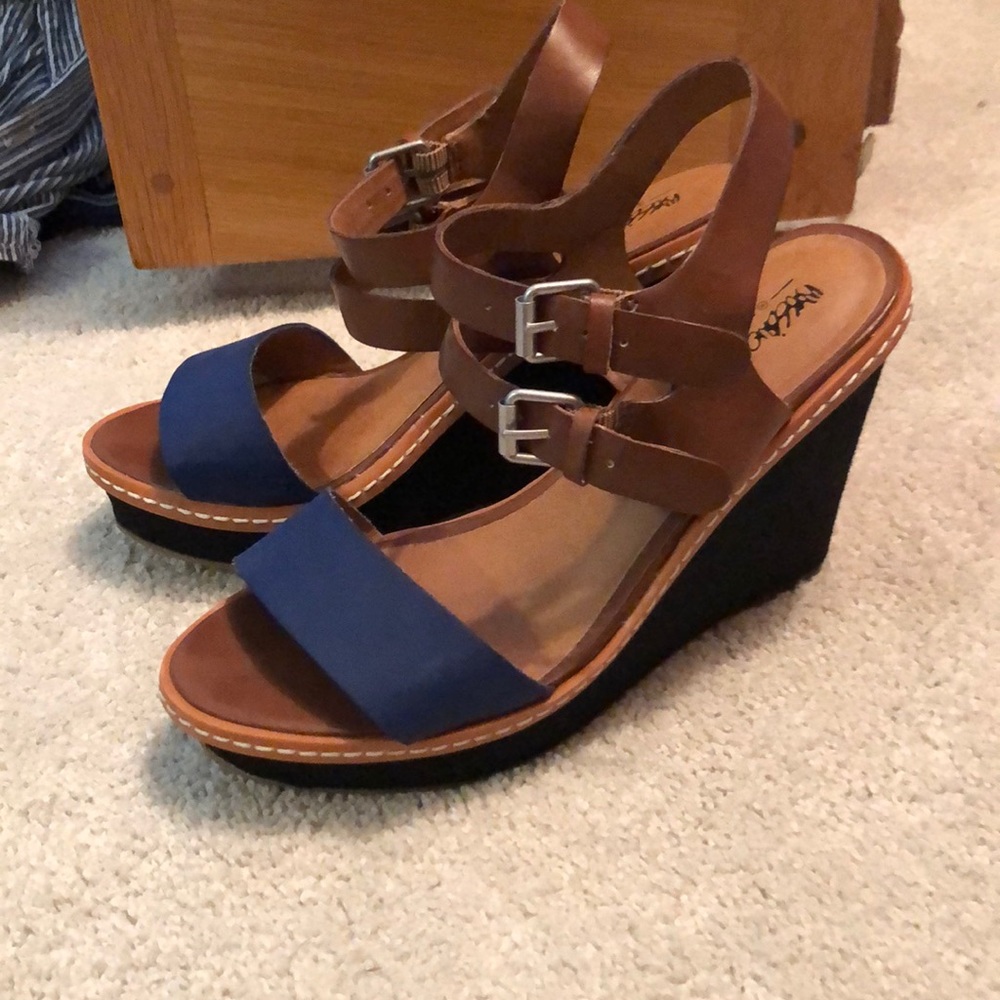 Women’s wedge sandals